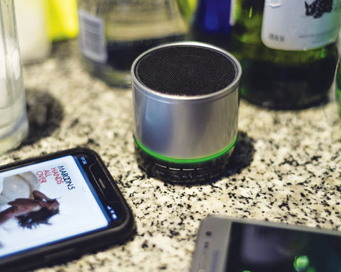 BOCINA BLUETOOTH MANOS LIBRES CON LUZ SILK A2561