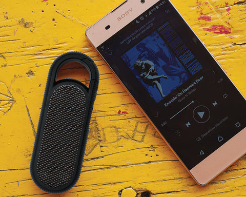 BOCINA BLUETOOTH MANOS LIBRES CON GANCHO PARA TRANSPORTAR BULET A2642