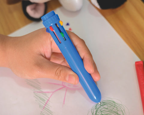 BOLÍGRAFO DE PLÁSTICO MULTI TINTAS ARCOÍRIS A3096